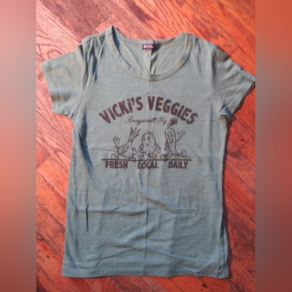 Local Knit Tops - Vicki's Veggies Size medium shirt